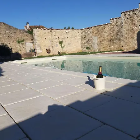 Les Volets Verts Aulnay Bed & Breakfast *