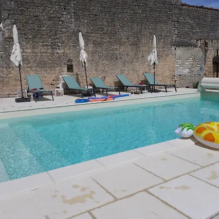 Les Volets Verts Aulnay Bed & Breakfast Aulnay (Charente-Maritime)