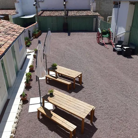 Les Volets Verts Aulnay Bed & Breakfast *